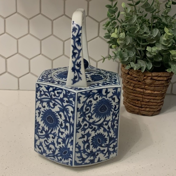 Takahashi Chinoiserie Vintage Blue‎ & White Floral Hexagonal Tea Pot Heavy Japan - Picture 9 of 10